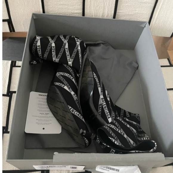 Selling this amazing pair of Balenciaga booties.They unfortunately run small. - Picture 5 of 5